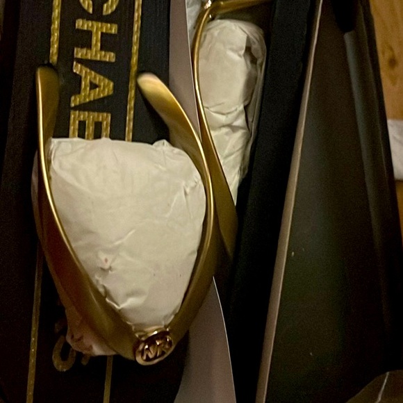 MICHAEL KORS Flip Flop MK Logo charm Sandals gold MK new in box - Picture 2 of 5